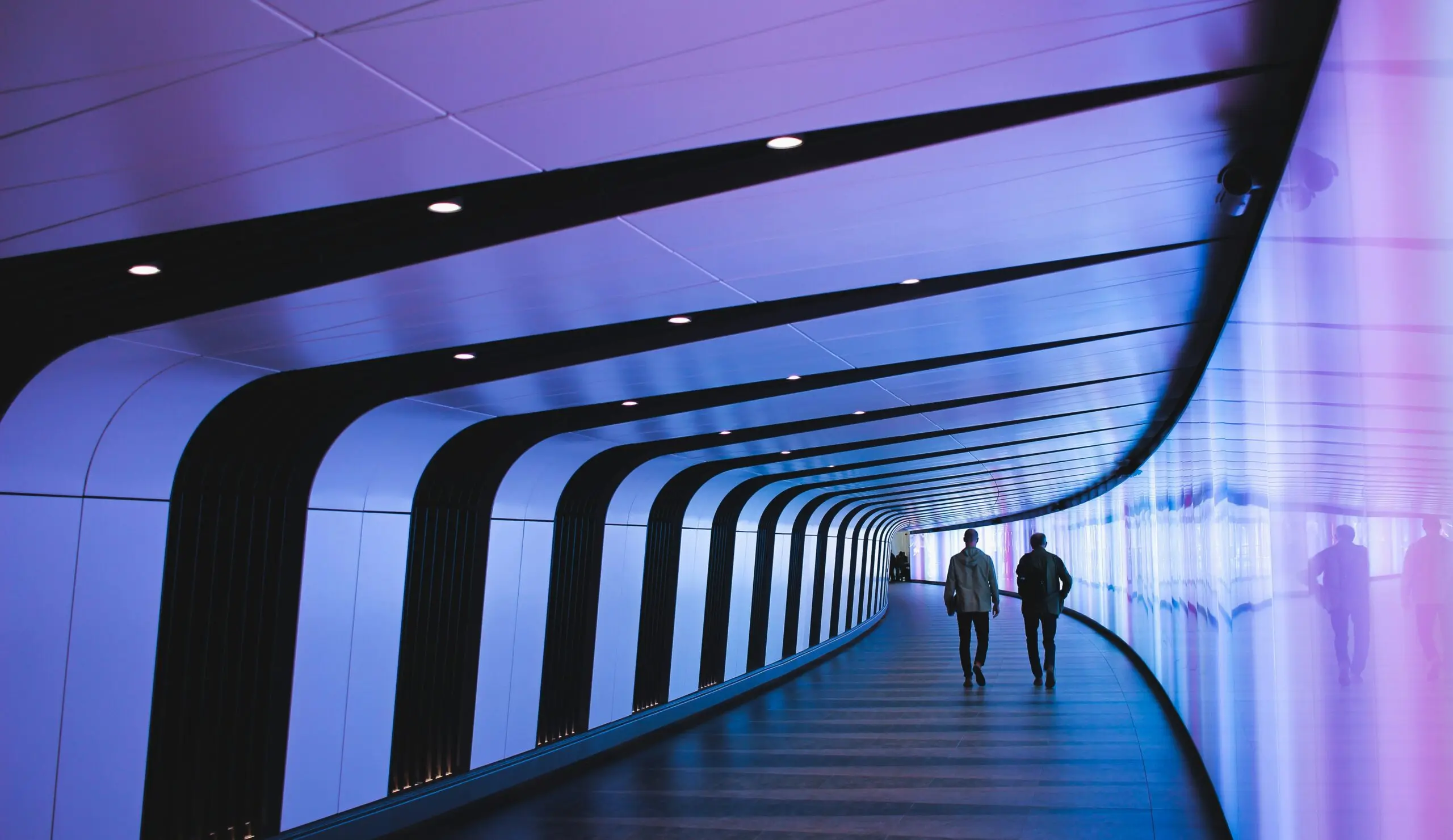 Beleuchteter Tunnel am Bahnhof King's Cross in London